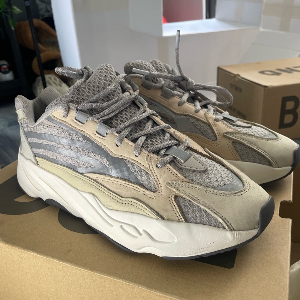 Yeezy 700 v2 static